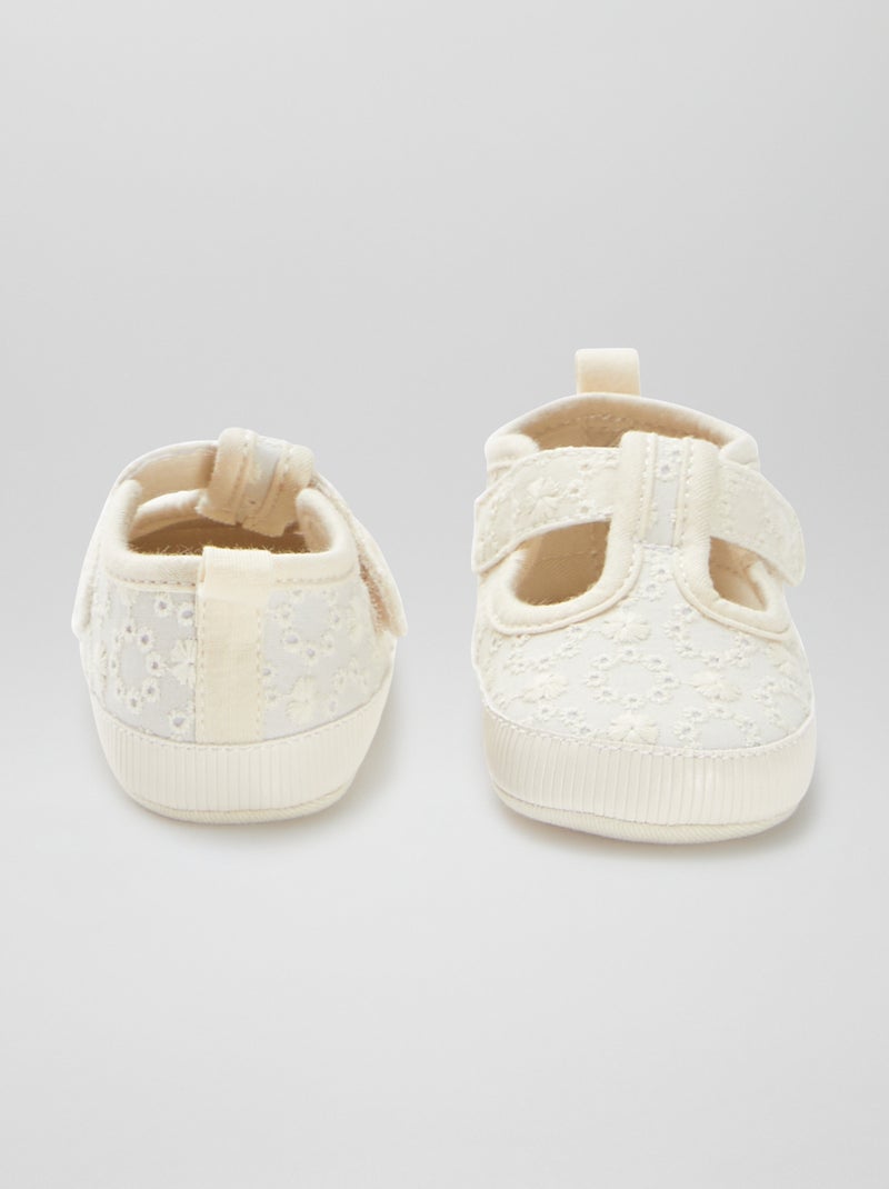 Chaussons esprit baskets avec broderie anglaise BEIGE - Kiabi