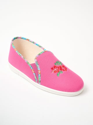 Chaussons largeur confort brodés élastiqués