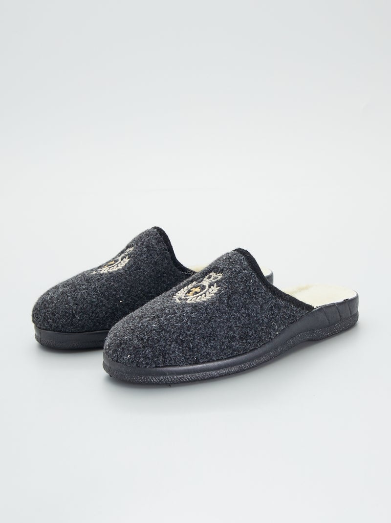 Chaussons mules avec écusson gris - Kiabi