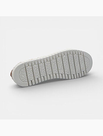 Chaussure à lacets en cuir ajouré Bata