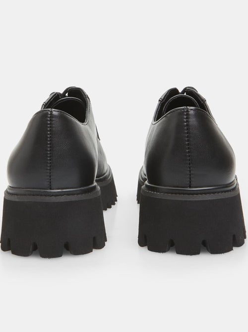 Chaussures à lacets avec semelle à crampons BATA - Kiabi Chaussures à lacets avec semelle à crampons BATA - Kiabi