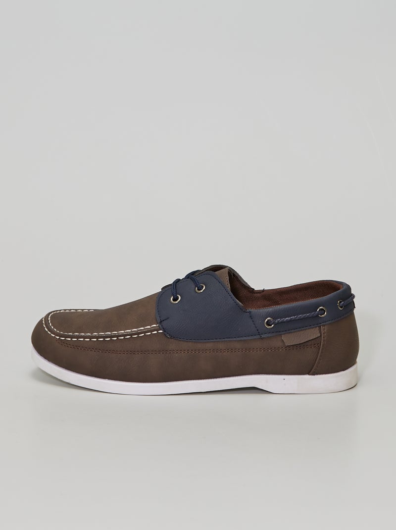 Chaussures 'bateau' en simili brun - Kiabi