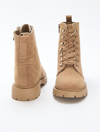 Chaussures de trekking avec œillets dorés