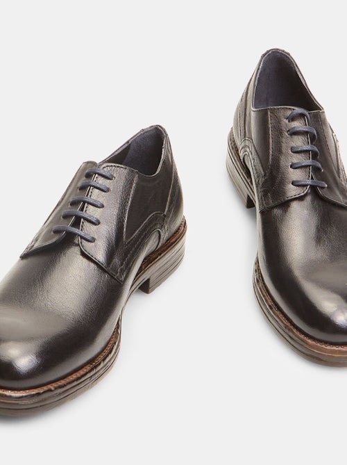 Chaussures en cuir avec lacets contrastés BATA - Kiabi