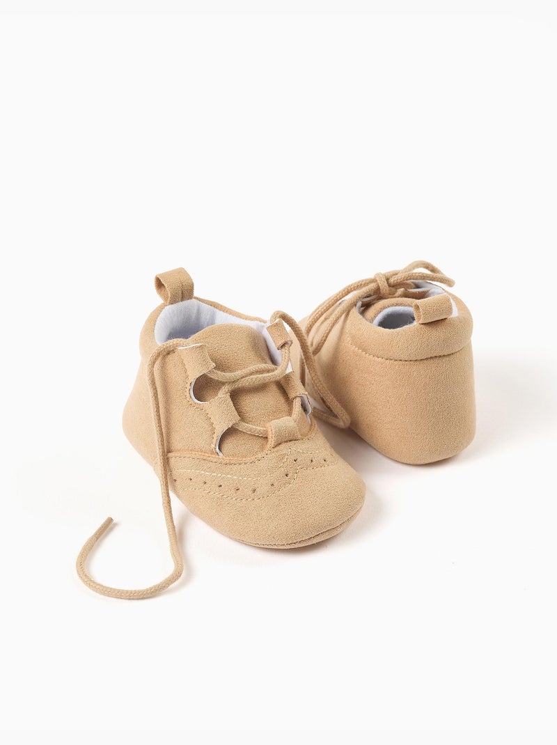 Chaussures en suédine avec détails perforés Beige foncé - Kiabi