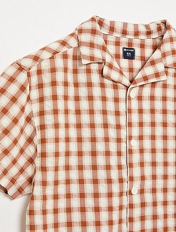 Chemise à carreaux et manches courtes