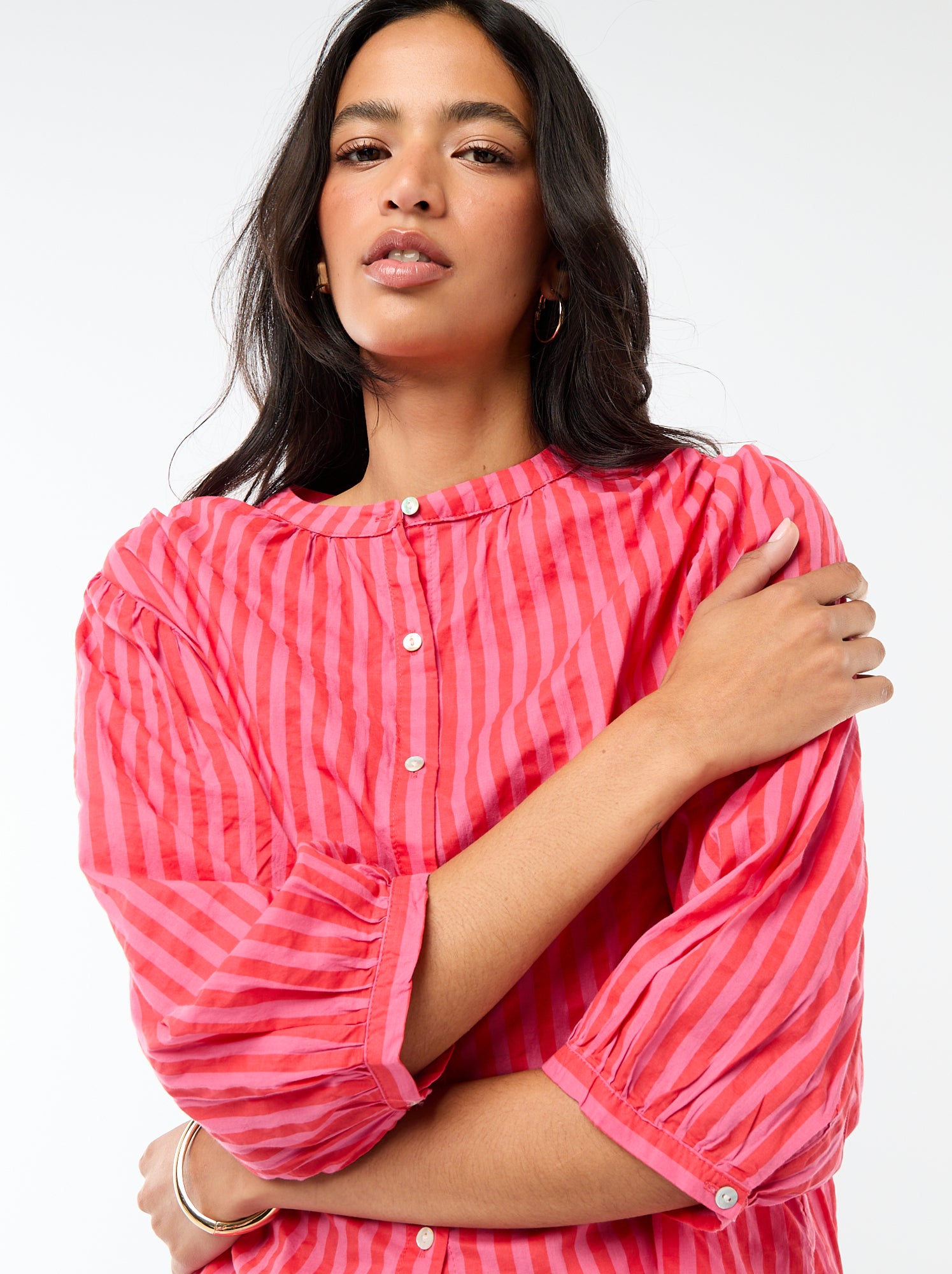 Chemise à col mao et manches 3/4 rayée