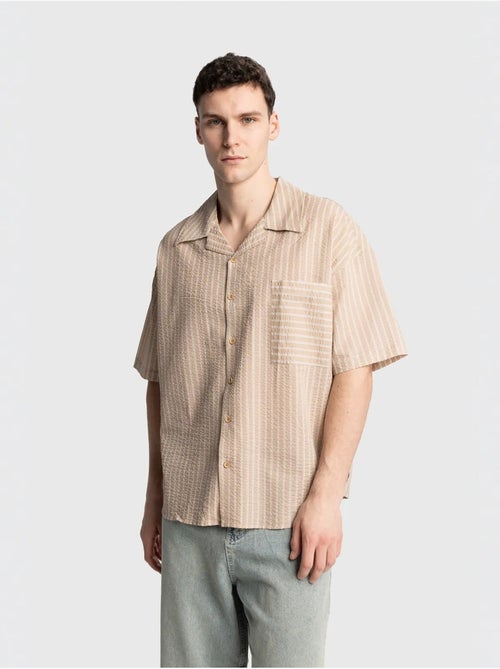 Chemise à manches courtes rayée texturée avec poche giesto - Kiabi Chemise à manches courtes rayée texturée avec poche giesto - Kiabi