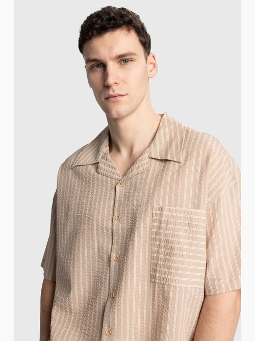 Chemise à manches courtes rayée texturée avec poche giesto - Kiabi Chemise à manches courtes rayée texturée avec poche giesto - Kiabi