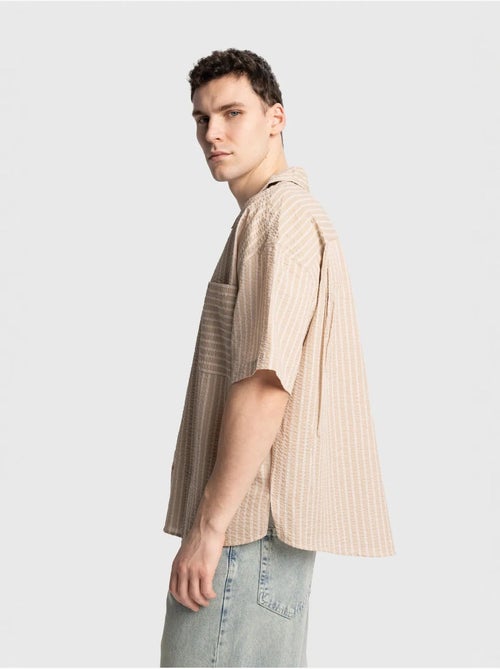 Chemise à manches courtes rayée texturée avec poche giesto - Kiabi Chemise à manches courtes rayée texturée avec poche giesto - Kiabi