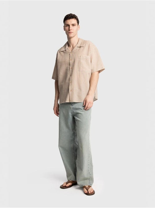 Chemise à manches courtes rayée texturée avec poche giesto - Kiabi Chemise à manches courtes rayée texturée avec poche giesto - Kiabi