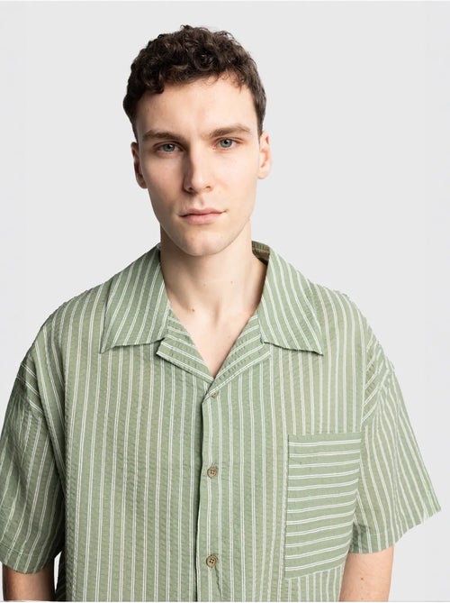 Chemise à manches courtes rayée texturée avec poche giesto - Kiabi Chemise à manches courtes rayée texturée avec poche giesto - Kiabi