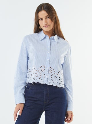Chemise à rayures avec broderies sur le bas