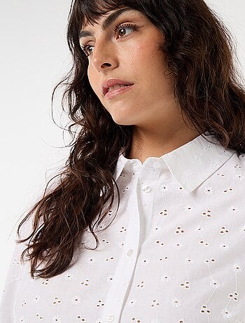 Chemise avec broderie anglaise et détails ondulés