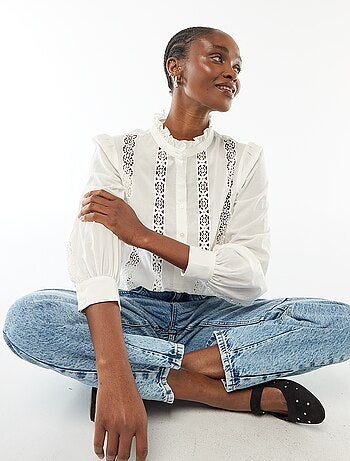 Chemise avec broderies anglaises et volants au col