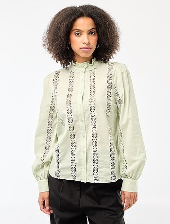 Chemise avec broderies anglaises et volants au col