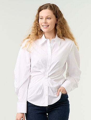 Chemise avec coupe fantaisie ajustée à l'avant