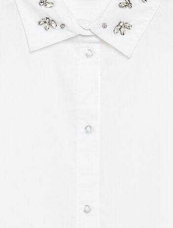 Chemise avec faux bijoux sur le col