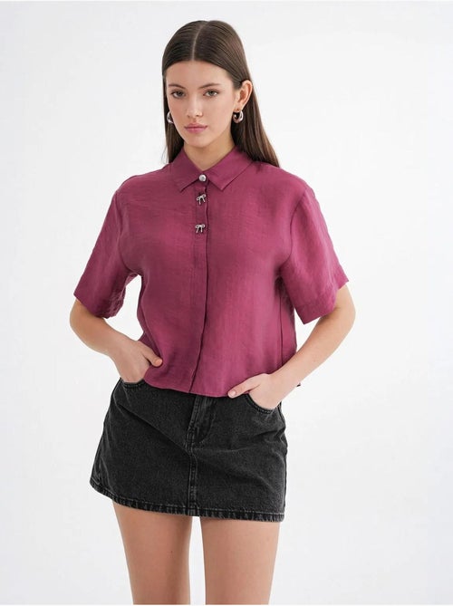 Chemise boutonnée à manches courtes avec accessoire en pierre mixray - Kiabi Chemise boutonnée à manches courtes avec accessoire en pierre mixray - Kiabi
