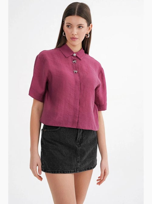 Chemise boutonnée à manches courtes avec accessoire en pierre mixray - Kiabi Chemise boutonnée à manches courtes avec accessoire en pierre mixray - Kiabi