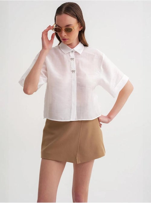 Chemise boutonnée à manches courtes avec accessoire en pierre mixray - Kiabi Chemise boutonnée à manches courtes avec accessoire en pierre mixray - Kiabi