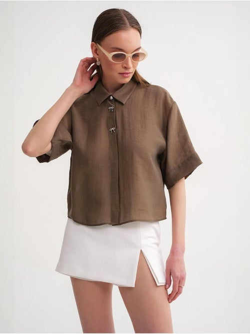 Chemise boutonnée à manches courtes avec accessoire en pierre mixray - Kiabi Chemise boutonnée à manches courtes avec accessoire en pierre mixray - Kiabi