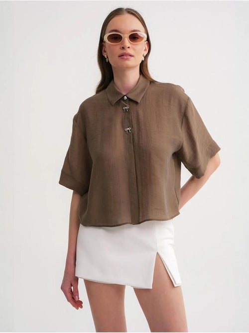 Chemise boutonnée à manches courtes avec accessoire en pierre mixray - Kiabi Chemise boutonnée à manches courtes avec accessoire en pierre mixray - Kiabi