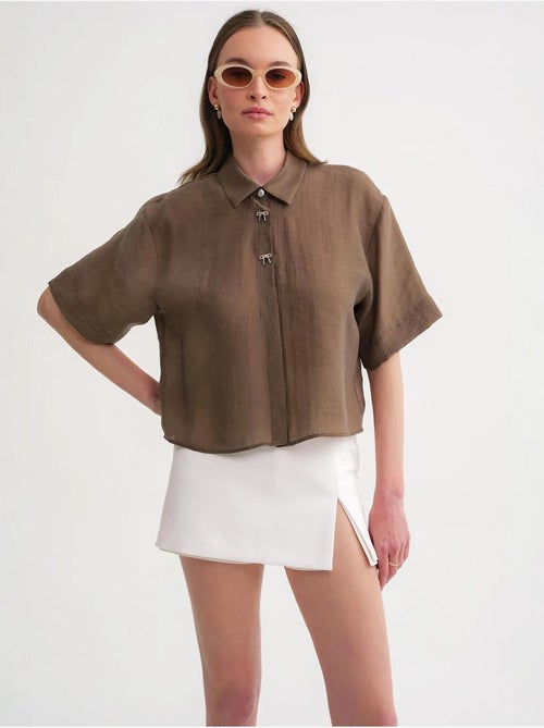 Chemise boutonnée à manches courtes avec accessoire en pierre mixray - Kiabi Chemise boutonnée à manches courtes avec accessoire en pierre mixray - Kiabi