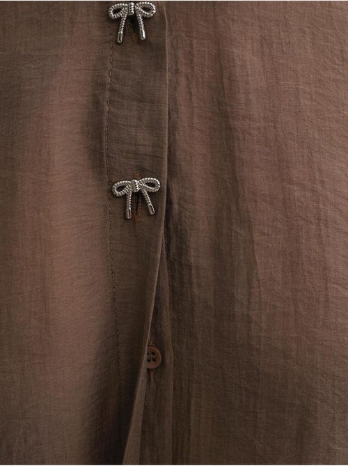 Chemise boutonnée à manches courtes avec accessoire en pierre mixray - Kiabi Chemise boutonnée à manches courtes avec accessoire en pierre mixray - Kiabi