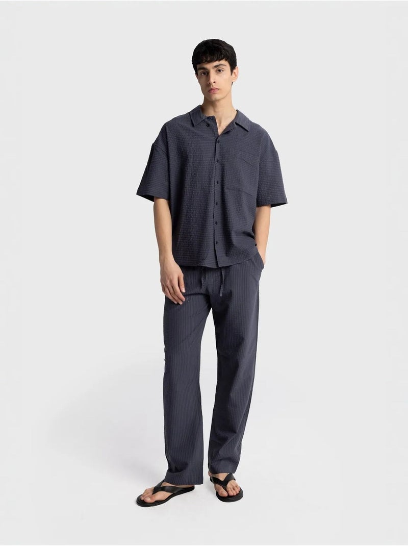 Chemise boutonnée en coton texturé avec poche giesto Gris Noir - Kiabi