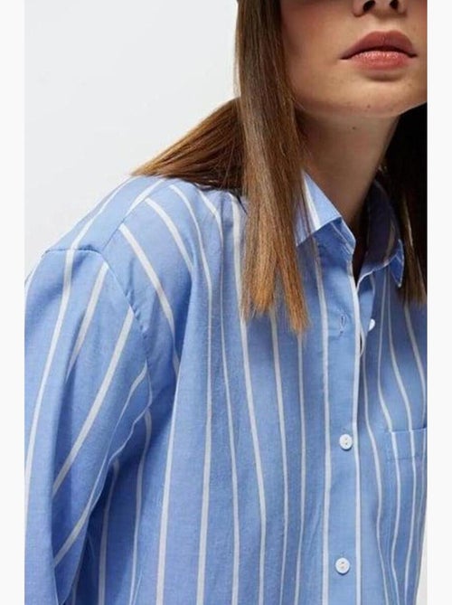 Chemise boutonnée surdimensionnée à rayures avec poche mixray - Kiabi Chemise boutonnée surdimensionnée à rayures avec poche mixray - Kiabi