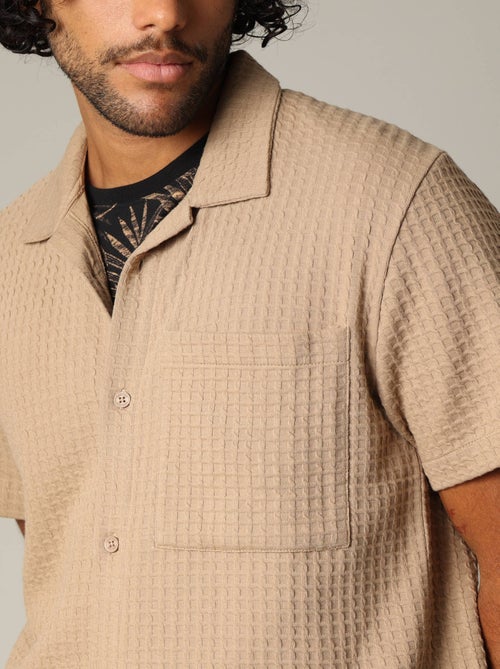 Chemise confort en tissu gaufré à manches courtes avec col cubain 'Deeluxe' - Kiabi