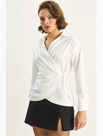 Chemise coupe slim en satin à col v et fermeture éclair lucci