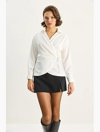 Chemise coupe slim en satin à col v et fermeture éclair lucci