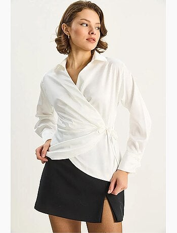 Chemise coupe slim en satin à col v et fermeture éclair lucci