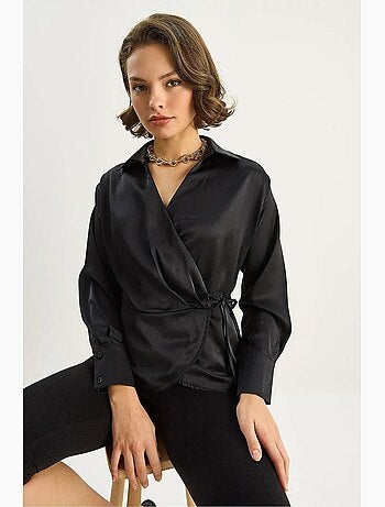 Chemise coupe slim en satin à col v et fermeture éclair lucci