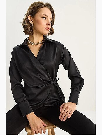 Chemise coupe slim en satin à col v et fermeture éclair lucci
