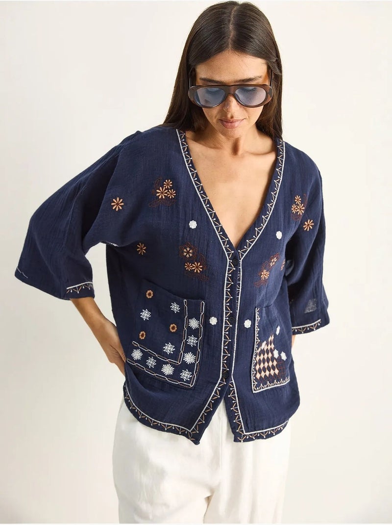 Chemise en coton crêpe brodée à col v lucci Bleu marine - Kiabi