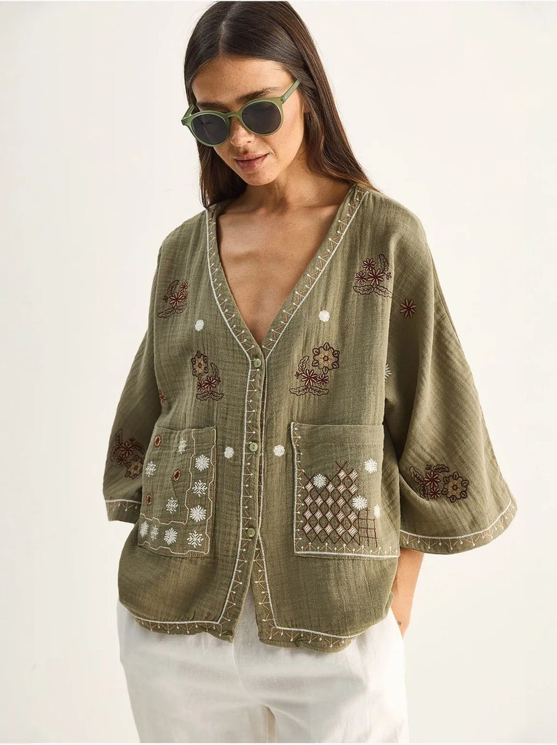 Chemise en coton crêpe brodée à col v lucci Kaki - Kiabi