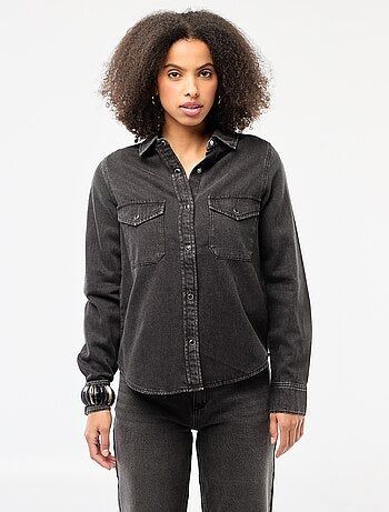 Chemise en jean avec 2 poche plaquées à rabat sur la poitrine