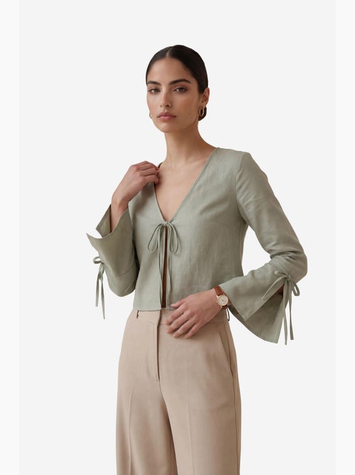 Chemise en lin courte à col en v et détail nœud papillon my fashion - Kiabi Chemise en lin courte à col en v et détail nœud papillon my fashion - Kiabi