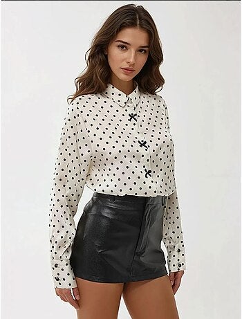 Chemise en satin à pois et boutons