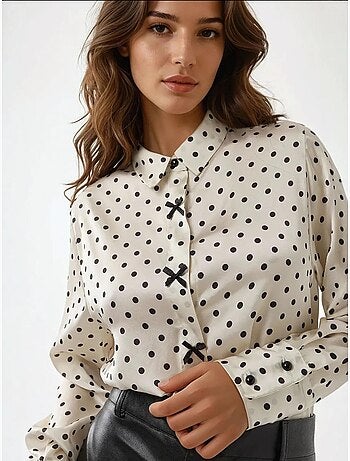 Chemise en satin à pois et boutons