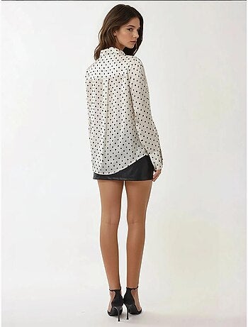 Chemise en satin à pois et boutons
