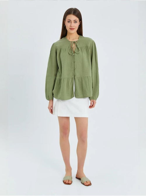 Chemise en seersucker à manches trois-quarts et col ras du cou avec détails de reliure mixray - Kiabi Chemise en seersucker à manches trois-quarts et col ras du cou avec détails de reliure mixray - Kiabi