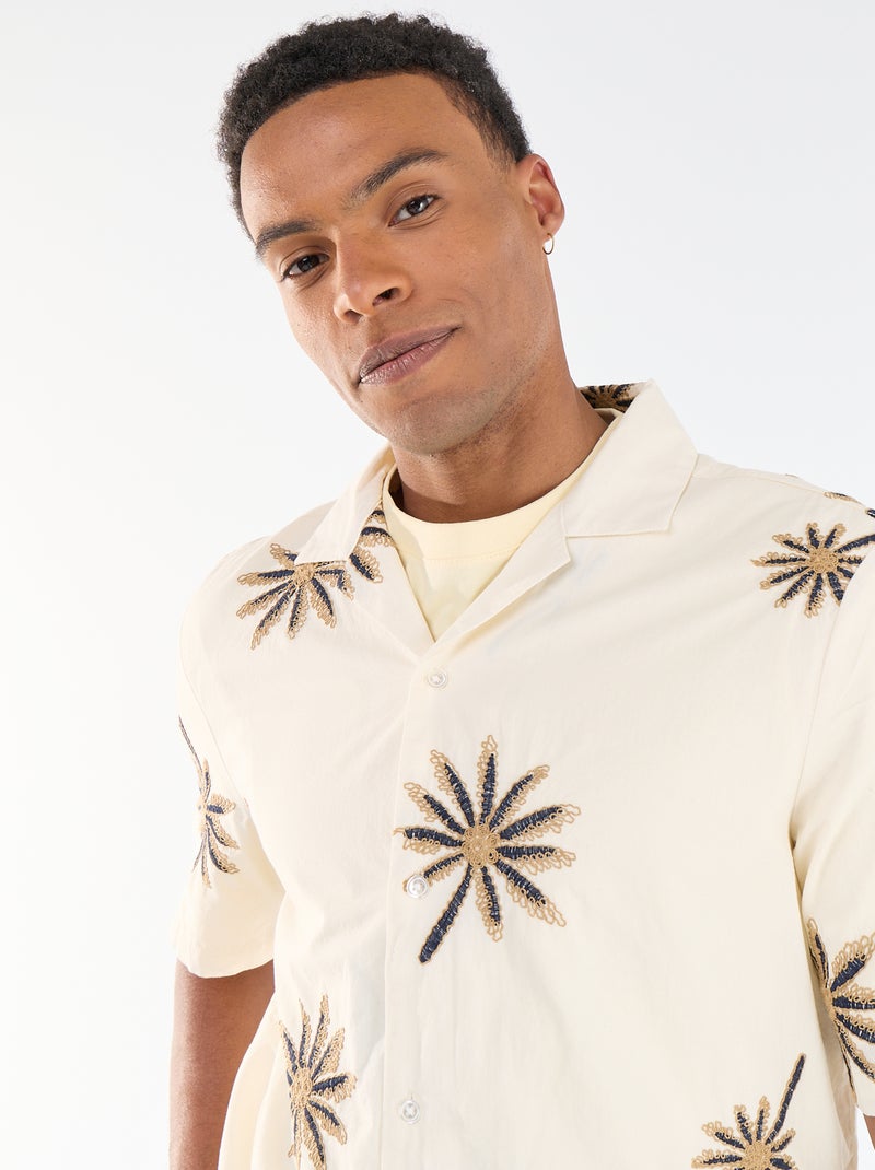 Chemise manches courtes à motif brodé Beige - Kiabi