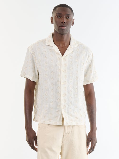Chemise manches courtes en maille fantaisie avec broderies - Kiabi Chemise manches courtes en maille fantaisie avec broderies - Kiabi