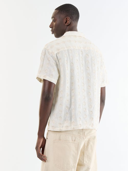 Chemise manches courtes en maille fantaisie avec broderies - Kiabi Chemise manches courtes en maille fantaisie avec broderies - Kiabi