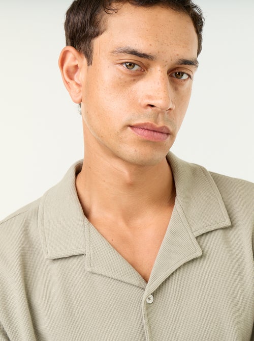 Chemise manches courtes en matière gaufrée - Kiabi
