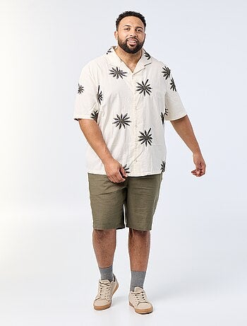 Chemise manches courtes motif fleurs brodées